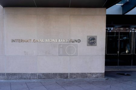 Téléchargez les photos : Washington D.C., États-Unis - 12 janvier 2020 : Signature du Fonds monétaire international (FMI) sur le bâtiment de leur siège à Washington D.C. Le FMI est une organisation internationale. - en image libre de droit