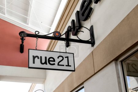 Téléchargez les photos : Orlando, Floride, États-Unis- 21 janvier 2022 : Panneau de magasin Rue21 à Orlando, Floride, États-Unis ; Rue21 est un détaillant américain spécialisé dans les vêtements et accessoires décontractés pour femmes. - en image libre de droit