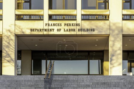 Téléchargez les photos : Washington, DC., États-Unis- 12 janvier 2020 : Signature et bâtiment du département du Travail des États-Unis à Washington, DC. - en image libre de droit