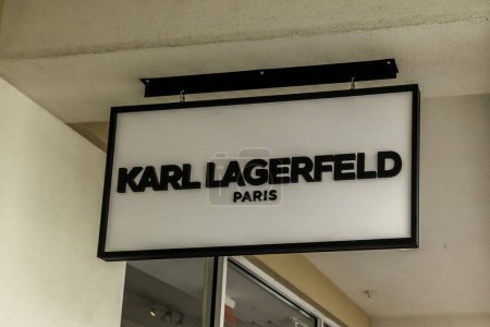 Foto de Orlando, Florida, Estados Unidos - 24 de febrero de 2020: Cartel colgante Karl Lagerfeld Paris fuera de la tienda en Orlando, Florida, Estados Unidos. Karl Lagerfeld fue un diseñador de moda alemán. - Imagen libre de derechos