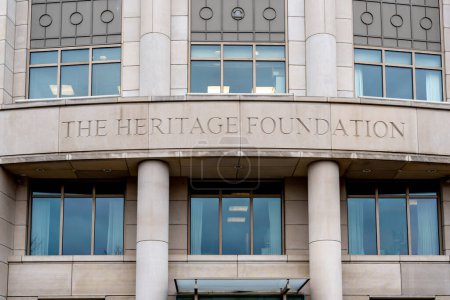Foto de Washington, DC, EE.UU. - 13 de enero de 2020: Heritage Foundation firma en el edificio en Washington, D.C. Heritage Foundation es una institución de investigación y educación. - Imagen libre de derechos