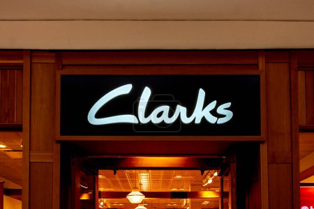 Foto de Tysons Corner, Virginia, EE. UU. 14 de enero de 2020: letrero del escaparate Clarks en un centro comercial en Tysons Corner, Virginia, EE. UU. C. & J. Clark International Ltd es un fabricante internacional de zapatos con sede en Gran Bretaña. - Imagen libre de derechos