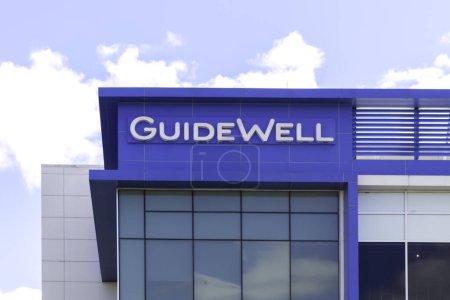 Foto de Orlando, Florida, EE.UU. - 9 de febrero de 2020: GuideWell firmar en el Centro de Innovación GuideWell en Lake Nona Medical City edificio de oficinas de espacio compartido en Orlando, Florida, EE.UU.. - Imagen libre de derechos