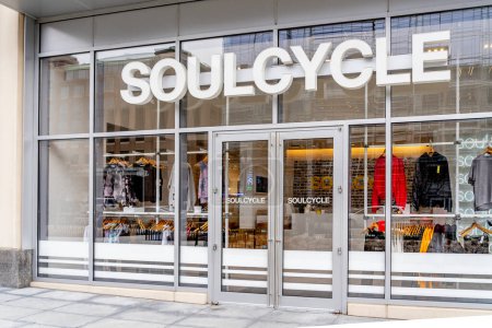 Foto de Nueva York, Estados Unidos - 22 de agosto de 2022: Un cartel de SoulCycle sobre la entrada de un estudio de SoulCycle en Nueva York, Estados Unidos. SoulCycle es una empresa de fitness propiedad de Equinox Group. - Imagen libre de derechos