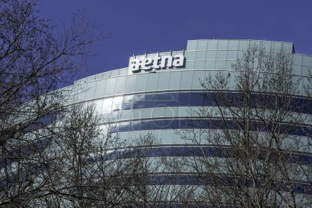 Foto de Atlanta, Georgia, EE.UU. - 16 de enero de 2020: Aetna firma en el edificio de oficinas en Atlanta, Georgia, EE.UU. Aetna Inc es una compañía de atención médica administrada estadounidense que vende seguro de salud. - Imagen libre de derechos