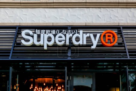 Téléchargez les photos : Orlando, Floride, États-Unis- 19 février 2020 : Vitrine Superdry à Orlando, Floride, États-Unis. Superdry plc est une entreprise de vêtements de marque britannique et propriétaire du label Superdry. - en image libre de droit