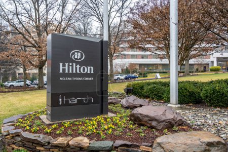 Foto de Tysons Corner, Virginia, EE.UU. 14 de enero de 2020: Señal de Hilton Worldwide Holdings Inc fuera de su sede en Tysons Corner, Virginia, EE.UU., una hospitalidad multinacional estadounidense - Imagen libre de derechos