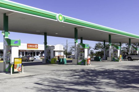Foto de Orlando, Florida, Estados Unidos - 21 de enero de 2020: Gasolinera BP con tienda circle K en Orlando, Florida, Estados Unidos. BP plc es una multinacional de petróleo y gas con sede en Londres, Inglaterra.. - Imagen libre de derechos