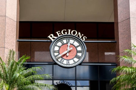 Téléchargez les photos : Orlando, Floride, États-Unis - 20 février 2020 : Entrée d'une succursale de la Regions Bank au centre-ville d'Orlando, Floride, États-Unis. Regions Financial Corporation est une holding bancaire américaine - en image libre de droit