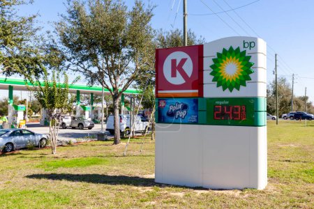Foto de Orlando, Florida, EE.UU. - 21 de enero de 2020: Señal de la gasolinera BP y el círculo K tienda de conveniencia en Orlando, Florida, EE.UU.. BP plc es una compañía de petróleo y gas con sede en Londres, Inglaterra.. - Imagen libre de derechos