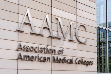 Foto de Washington, DC, EE.UU. - 13 de enero de 2020: AAMC firma en Washington, DC, EE.UU. La Association of American Medical Colleges (AAMC) es una organización sin fines de lucro establecida en 1876.. - Imagen libre de derechos