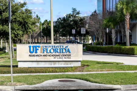 Foto de Orlando, Florida, EE.UU. 9 de febrero de 2020: Señal del Centro Académico de la UF en Lake Nona Campus en Orlando, Florida, EE.UU.. La Universidad de Florida Central (UCF) es una universidad pública de investigación. - Imagen libre de derechos