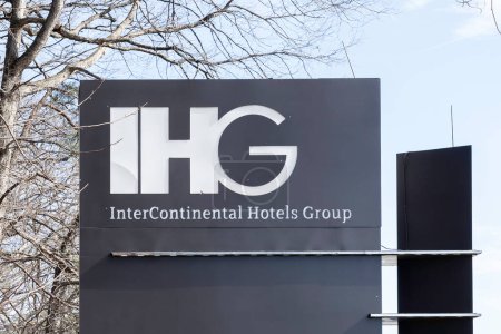 Téléchargez les photos : Atlanta, Géorgie, États-Unis - 16 janvier 2021 : Gros plan sur la signature d'InterContinental Hotels Group (IHG) à leur siège américain à Atlanta, Géorgie, États-Unis. IHG est une multinationale britannique de l'hospitalité. - en image libre de droit