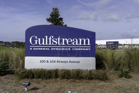 Téléchargez les photos : Savannah, Géorgie, États-Unis - 18 janvier 2020 : Panneau Gulfstream sur le bâtiment à Savannah, Géorgie, États-Unis. Gulfstream Aerospace Corporation est une compagnie aéronautique américaine. - en image libre de droit