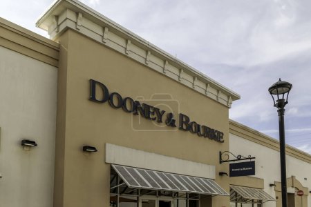 Téléchargez les photos : Orlando, Floride, États-Unis - 5 février 2020 : Le magasin Dooney & Bourke signe au mur au centre commercial Orlando Premium Outlets en Floride, aux États-Unis, une entreprise américaine spécialisée dans les accessoires de mode. - en image libre de droit