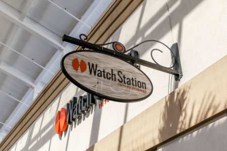 Téléchargez les photos : Orlando, Floride, États-Unis - 5 février 2020 : Panneau du magasin Watch Station dans le centre commercial Orlando Premium en Floride, États-Unis. Watch Station est une chaîne de magasins de montres appartenant à Fossil Group. - en image libre de droit