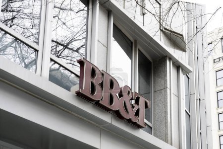 Téléchargez les photos : Washington D.C., États-Unis - 13 janvier 2020 : BB & T signe sur le bâtiment à Washington D.C., États-Unis. BB & T est une société bancaire américaine. - en image libre de droit