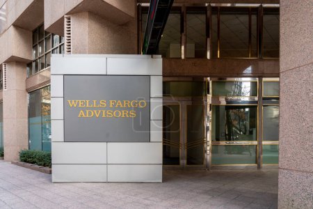Foto de Charlotte, Carolina del Norte, EE.UU. - 15 de enero de 2020: Wells Fargo firmar en la entrada en Charlotte, Carolina del Norte, EE.UU.. Wells Fargo & Company es una multinacional estadounidense de servicios financieros.. - Imagen libre de derechos