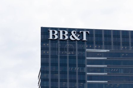 Foto de Atlanta, Georgia, Estados Unidos - 16 de enero de 2020: BB & T firma en el edificio en Atlanta, Georgia, Estados Unidos. BB & T es una compañía bancaria estadounidense. - Imagen libre de derechos