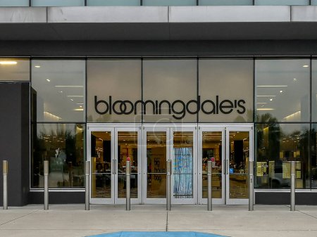 Foto de Orlando, Florida, USA - 31 de enero de 2020: Bloomingdale 's storefront in Orlando, Florida, USA. Bloomingdale 's Inc. es una cadena estadounidense de grandes almacenes. - Imagen libre de derechos