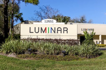 Téléchargez les photos : Panneau de technologie Luminar est vu à l'extérieur de leur siège à Orlando, Floride, États-Unis le 8 Février 2020. Luminar Technologies, Inc. développe et fabrique des capteurs LiDAR pour véhicules. - en image libre de droit