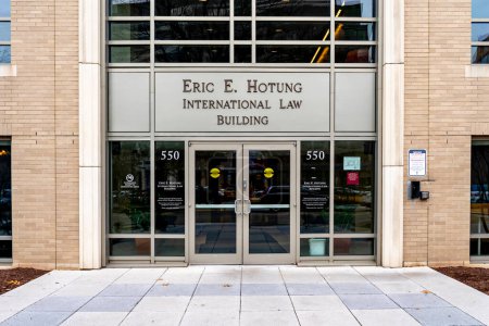 Foto de Washington, DC, EE.UU. - 12 de enero de 2020: Entrada del Edificio de Derecho Internacional Eric E. Hotung en el Georgetown University Law Center Washington, DC, EE.UU.. - Imagen libre de derechos