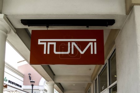 Foto de Orlando, Florida, Estados Unidos - 5 de febrero de 2020: Tumi store sign in Orlando, Florida, Estados Unidos. Tumi Holdings, Inc. Tumi es un fabricante estadounidense de maletas y bolsas para viajes. - Imagen libre de derechos