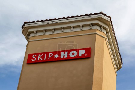 Téléchargez les photos : Orlando, Floride, États-Unis - 5 février 2020 : Sautez la pancarte du magasin Hop sur le bâtiment dans le centre commercial Premium Outlets à Orlando, Floride, États-Unis. Skip Hop, Inc. est une entreprise américaine de produits pour nourrissons et enfants - en image libre de droit