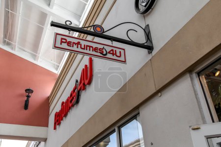Foto de Orlando, Florida, EE.UU. - 5 de febrero de 2020: Perfumes 4U sign at Orlando Premium Outlets mall in Florida, USA. Perfumes 4U es una empresa minorista de perfumes propiedad y operada por una familia estadounidense. - Imagen libre de derechos