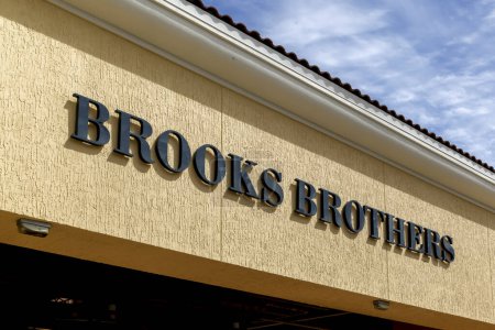 Foto de Orlando, Florida, EE.UU. 24 de febrero de 2020: Brooks Brothers letrero de la tienda en la pared por encima de la entrada en Orlando. Brooks Brothers es un minorista estadounidense especializado en trajes de hombre y ropa de abrigo. - Imagen libre de derechos