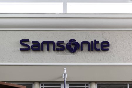 Foto de Orlando, Florida, EE.UU. 24 de febrero de 2020: Samsonite store sign above the entrance in Orlando, Florida. Samsonite International S.A. es un fabricante y minorista de equipaje. - Imagen libre de derechos