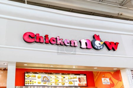 Foto de Orlando, Florida, EE.UU. - 24 de febrero de 2020: Firma del restaurante Chicken Now en Orlando, Florida, EE.UU. Chicken Now es una cadena de restaurantes estadounidenses. - Imagen libre de derechos