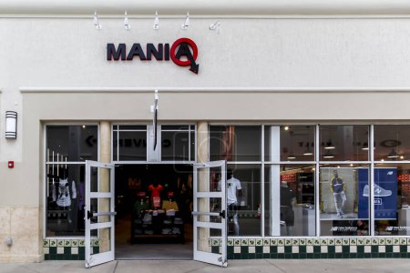 Foto de Orlando, Florida, EE.UU. 24 de febrero de 2020: Una tienda de vaqueros Mania en Orlando, Florida, EE.UU. MJ manía jeans es una marca comercial de Or Mania Ltd. - Imagen libre de derechos