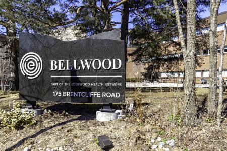 Foto de Toronto, Ontario, Canadá- 15 de marzo de 2020: Edificio de oficinas de Bellwood en Toronto, Canadá. Bellwood es parte de la red de salud Edgewood. - Imagen libre de derechos
