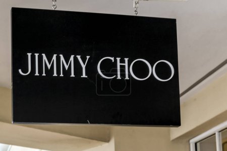 Foto de Orlando, Florida, Estados Unidos - 24 de febrero de 2020: cartel colgante de la tienda Jimmy Choo en Orlando, Florida, Estados Unidos. Jimmy Choo Ltd es una casa de moda británica especializada en zapatos, bolsos y fragancias. - Imagen libre de derechos
