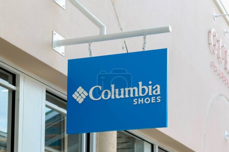 Foto de Orlando, Florida, Estados Unidos - 21 de enero de 2022: Se muestra el primer plano del letrero colgante de la tienda Columbia. Columbia Sportswear Company es una compañía americana. - Imagen libre de derechos