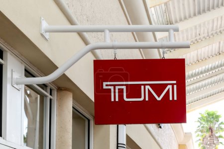 Foto de Orlando, Florida, EE.UU. 24 de febrero de 2020: Cartel colgante de Tumi fuera de la tienda en Orlando, Florida, Estados Unidos. Tumi Holdings, Inc. es un fabricante estadounidense de maletas y bolsas para viajes. - Imagen libre de derechos