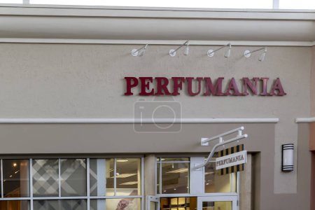 Téléchargez les photos : Orlando, Floride, États-Unis- 24 février 2020 : Panneau du magasin Perfumania sur le bâtiment à Orlando, Floride, États-Unis. Perfumania est le plus grand détaillant de parfum d'Amérique. - en image libre de droit