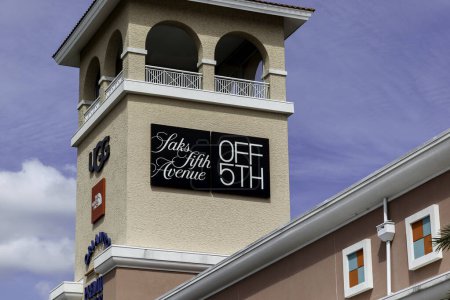 Téléchargez les photos : Orlando, Floride, États-Unis- 24 février 2020 : Panneau de magasin Saks Fifth Avenue sur le bâtiment à Orlando, Floride, États-Unis. Saks Fifth Avenue est un grand magasin de luxe américain. - en image libre de droit
