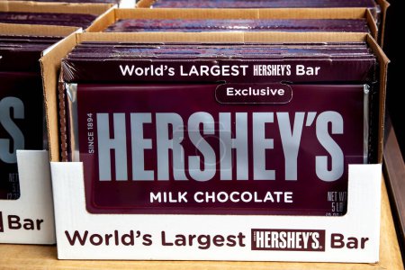 Foto de Pensilvania, Nueva York, EE.UU. - 2 de marzo de 2020: Barras de chocolate con leche Hersheys en un estante de una tienda. Hershey es una empresa americana y uno de los mayores fabricantes de chocolate del mundo. - Imagen libre de derechos