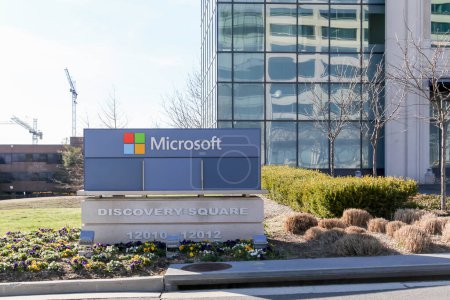 Foto de Mississauga, ON, Canadá - 13 de junio de 2021: Microsoft Canada office building in Mississauga, ON, Canadá. Microsoft Corporation es una empresa multinacional estadounidense de tecnología. - Imagen libre de derechos