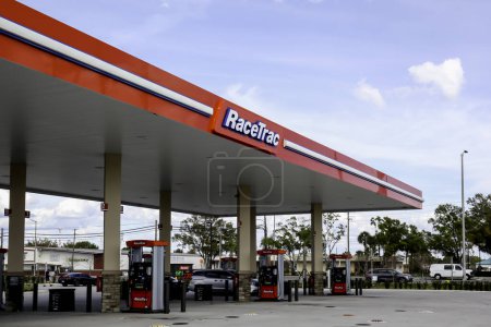 Foto de Naples, FL, USA - 31 de diciembre de 2021: Una gasolinera RaceTrac en Houston, Texas, USA. RaceTrac, Inc. es una corporación estadounidense que opera una cadena de estaciones de servicio de gasolina. - Imagen libre de derechos