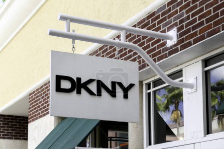 Foto de Orlando, Florida, EE.UU. 24 de febrero de 2020: letrero colgante DKNY fuera de la tienda en Orlando, Florida, Estados Unidos. DKNY es una casa de moda estadounidense especializada en artículos de moda. - Imagen libre de derechos