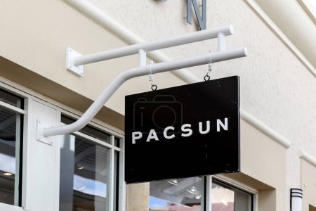 Téléchargez les photos : Orlando, Floride, États-Unis- 24 février 2020 : Panneau suspendu Pacsun devant le magasin à Orlando, Floride, États-Unis. Pacific Sunwear of California Inc., est une marque américaine de vêtements de détail. - en image libre de droit