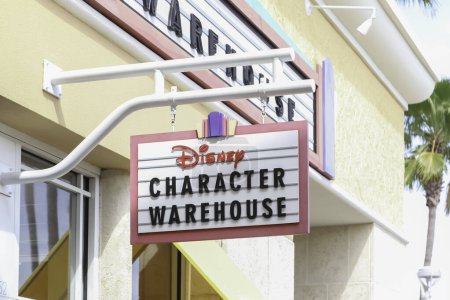 Téléchargez les photos : Orlando, Floride, États-Unis- 24 février 2020 : Panneau d'entrepôt Disney Character à Orlando, Floride, États-Unis, la vente de vêtements de caractère Disney, articles ménagers, jouets et objets de collection. - en image libre de droit