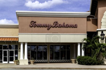 Téléchargez les photos : Orlando, Floride, États-Unis- 24 février 2020 : Tommy Bahama vitrine à Orlando, Floride, États-Unis. Tommy Bahama est un fabricant américain de vêtements de sport décontractés et de vêtements de sport. - en image libre de droit
