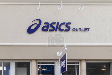 Foto de Orlando, Florida, EE.UU. 24 de febrero de 2020: letrero de la tienda ASICS en la pared sobre la entrada en Orlando. ASICS es una corporación japonesa que produce calzado y equipo deportivo. - Imagen libre de derechos