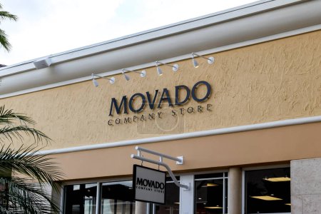 Foto de Orlando, Florida, EE.UU. 24 de febrero de 2020: Firma de la tienda de la compañía Movado en el edificio en Orlando, Florida, EE.UU. Movado es un relojero americano. - Imagen libre de derechos