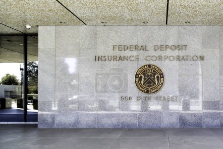 Foto de Washington D.C., EE.UU. - 1 de marzo de 2020: Firma y sello de The Federal Deposit Insurance Corporation (FDIC), una corporación gubernamental de los Estados Unidos que suministra seguros de depósito. - Imagen libre de derechos