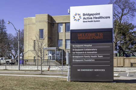 Foto de Toronto, Canadá- 15 de marzo de 2020: Bridgepoint Active Healthcare en Toronto, Canadá. Bridgepoint Active Healthcare es un complejo hospital de atención y rehabilitación en Toronto. - Imagen libre de derechos